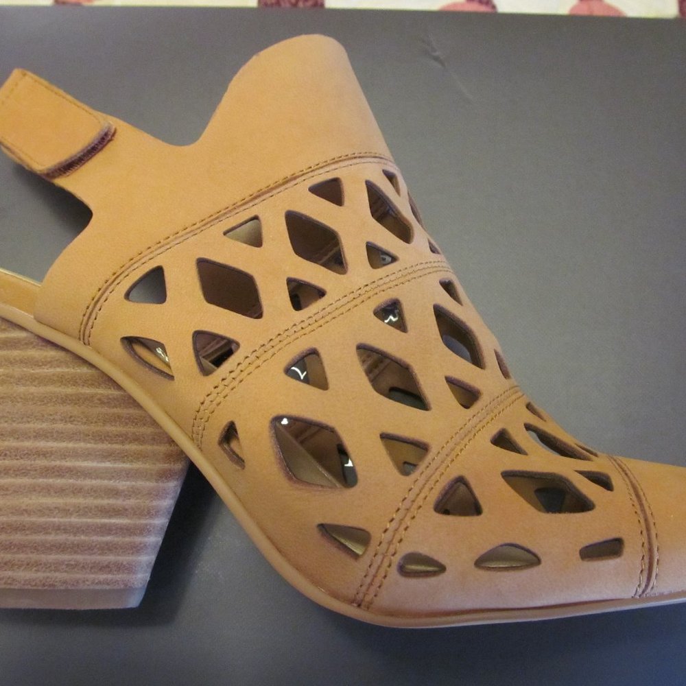 New Vince Camuto nubuck heeled sandals Deverly